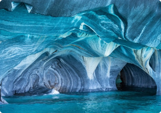 interior-de-la-capilla-de-marmol-donde-se-muestra-el-lago-general-carrera-en-chile-1 1 (1)